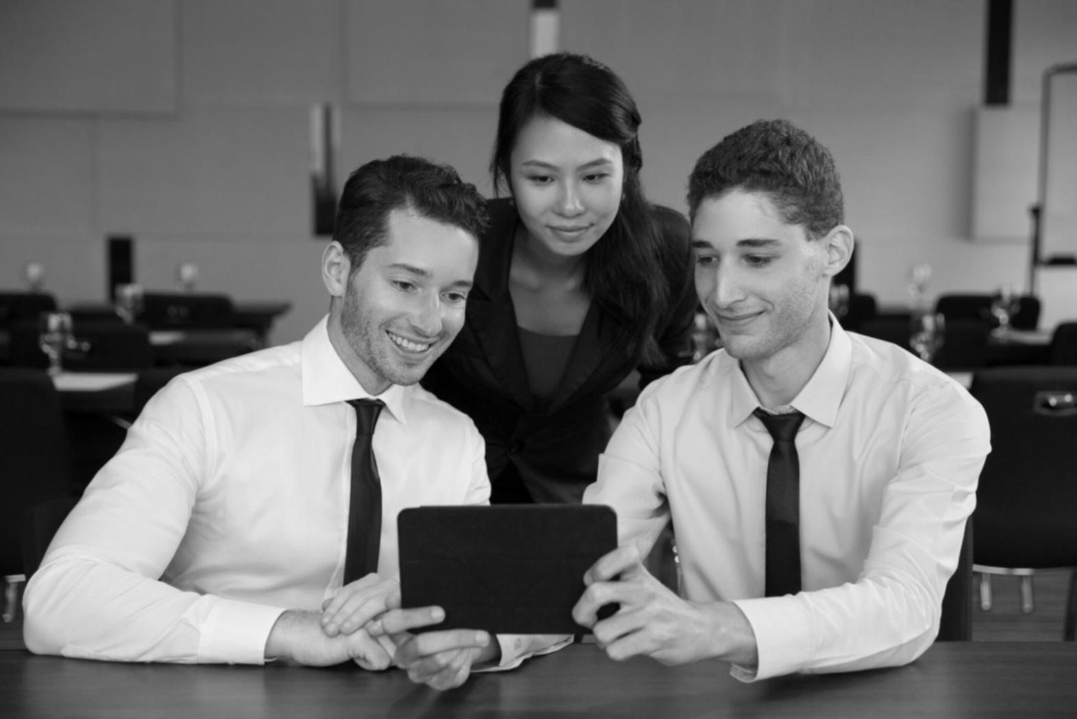 Equipo de crenovisthyla analizando datos financieros en tiempo real